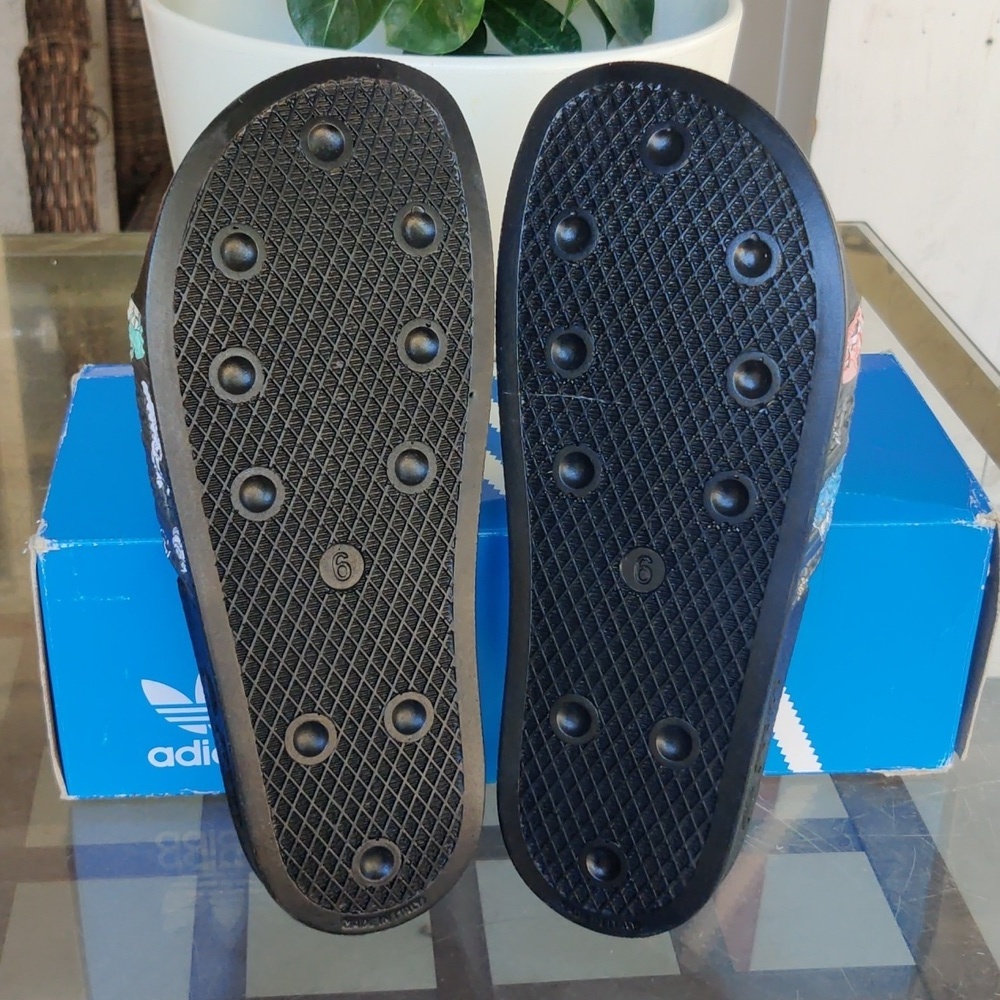ADIDAS ADILETTE J SLIDES size 6 - Picture 10 of 11